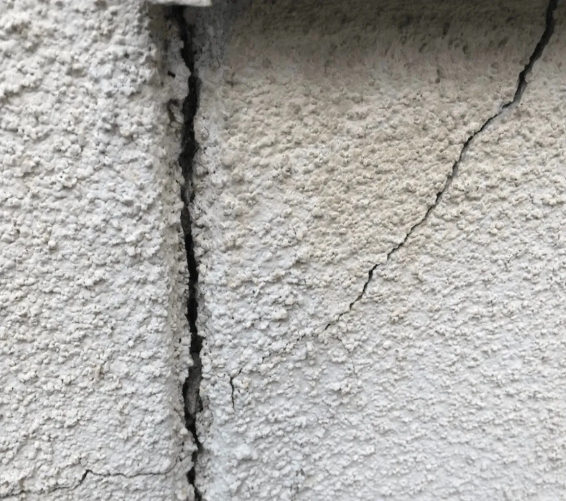 輪島市で外壁のひび割れを見つけたら？補修が必要な危険なサインを解説！